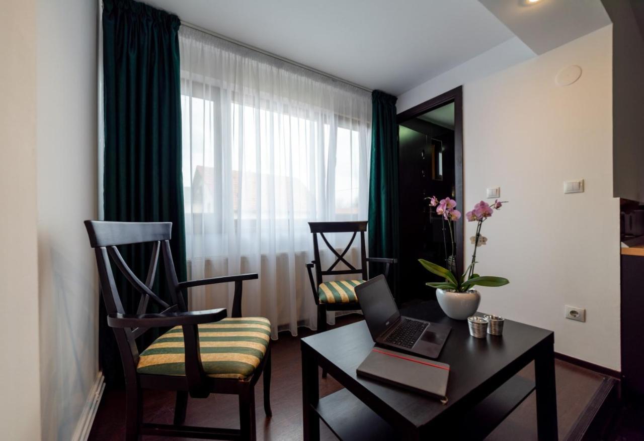 Escala Rooms Ghimbav Bagian luar foto