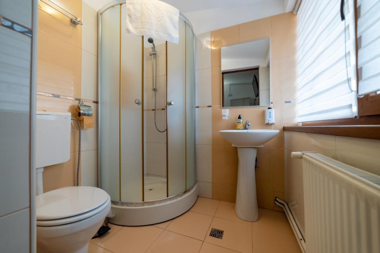 Escala Rooms Ghimbav Bagian luar foto