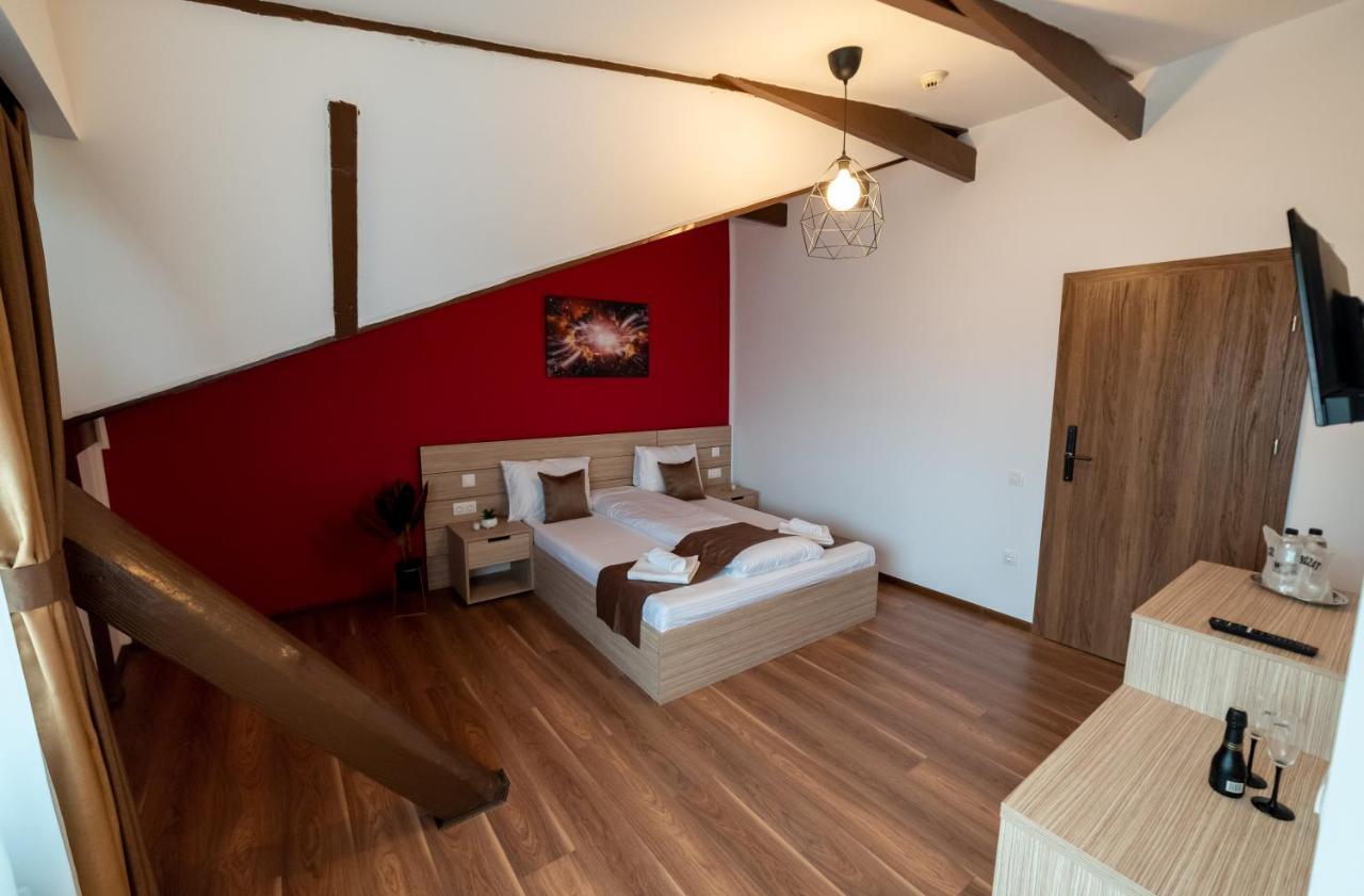 Escala Rooms Ghimbav Bagian luar foto