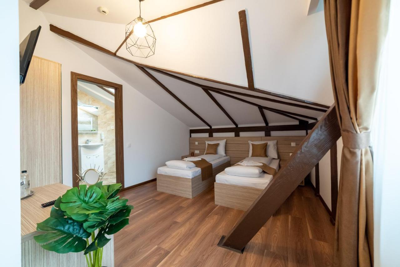 Escala Rooms Ghimbav Bagian luar foto